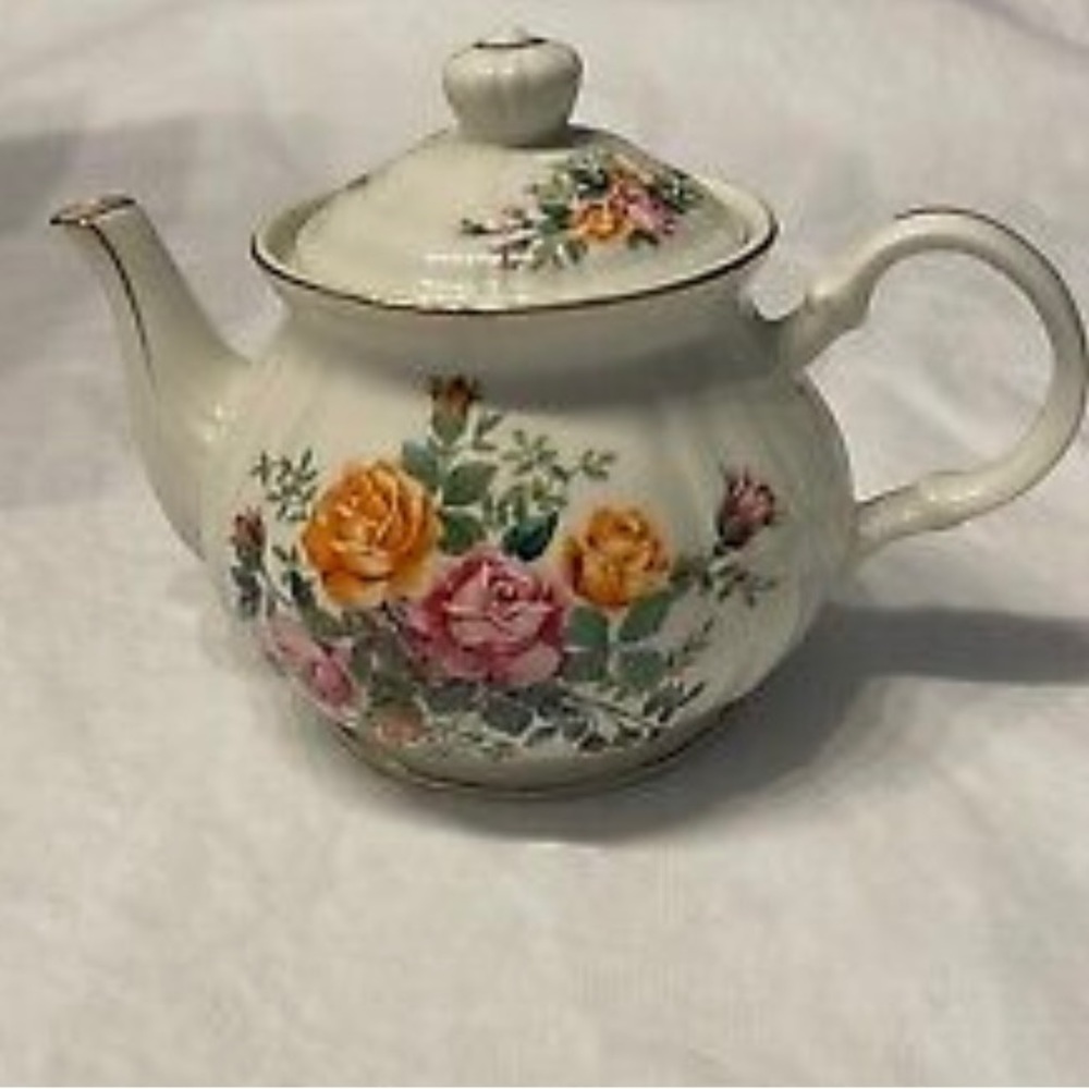 Robinson Design Group 1989 Japan Vintage. 6x8" Decorative Teapot